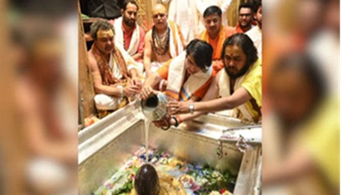 Dhirendra Shastri ने काशी विश्वनाथ धाम में किए दर्शन, नेपाल हिंसा व सनातन पर कही बड़ी बात