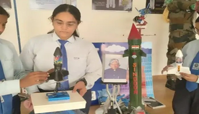 मिसाइलमैन डॉ. कलाम को श्रद्धांजलि, ITM गीडा की छात्राओं ने बनाया 'एयर अग्नि मिसाइल' मॉडल