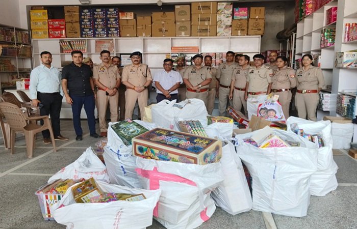 बरेली में 1000 किलो पटाखे बरामद, घनी आबादी में चल रहा था कारोबार