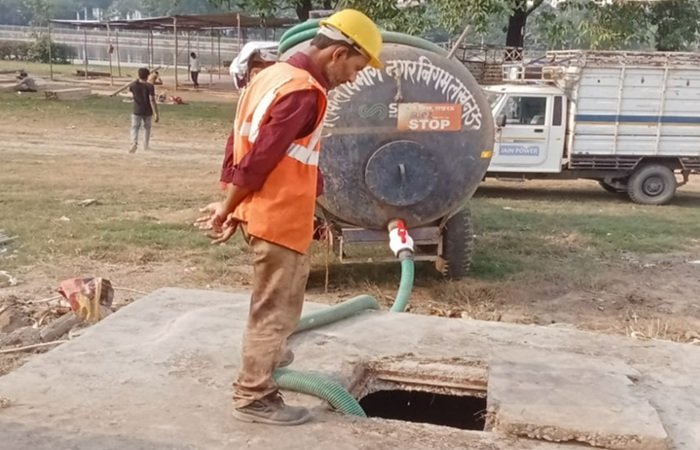 लखनऊ में छठ महापर्व से पहले घाटों पर चल रहा स्वच्छता का विशेष अभियान