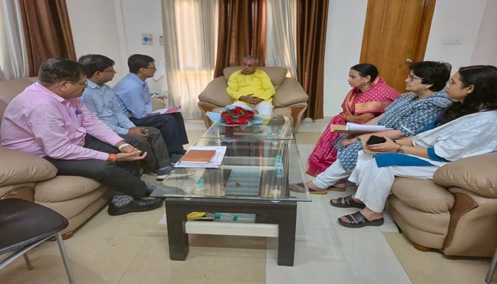 मंत्री ओपी राजभर ने की विभागीय समीक्षा, लिया गांव-गांव स्वच्छता, पारदर्शिता और विकास का संकल्प