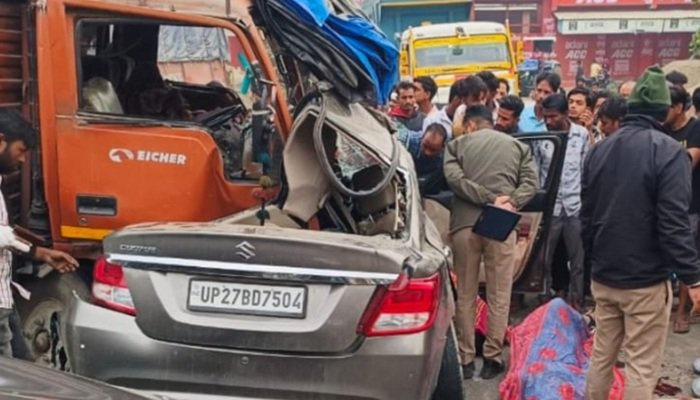 बरेली में सड़क हादसा, डिवाइडर पार डीसीएम में घुसने से कार सवार मां-बेटे की मौत  