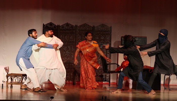 गांधी जयंती पर नाटक 'हमारे बापू' की प्रभावशाली प्रस्तुति