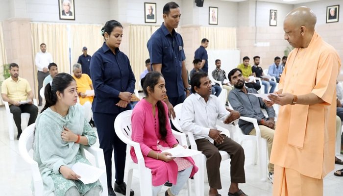 जनता दर्शन में सीएम योगी ने कहा- हर चेहरे पर खुशी और संतुष्टि ही सरकार की प्राथमिकता