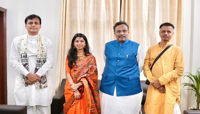 क्‍या राजनीति में उतरने जा रहीं गायिका मैथिली ठाकुर? BJP नेताओं से मुलाकात के बाद अटकलें तेज