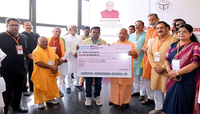 झांसी में सीएम योगी ने ‘मुख्यमंत्री युवा उद्यमी विकास अभियान’ योजना के लाभार्थियों को दिए चेक