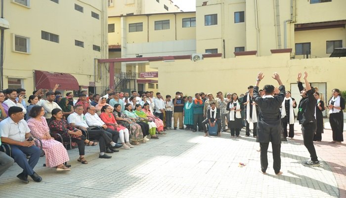 विश्व मानसिक स्वास्थ्य दिवस पर SRMS मेडिकल कॉलेज में चलाया गया जागरूकता अभियान