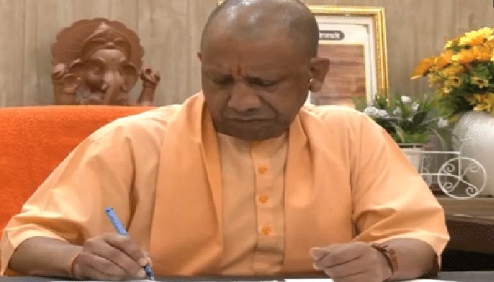 CM Yogi ने वाराणसी-प्रयागराज पुलिस कमिश्नर को फटकारा, बरेली SSP की तारीफ की  
