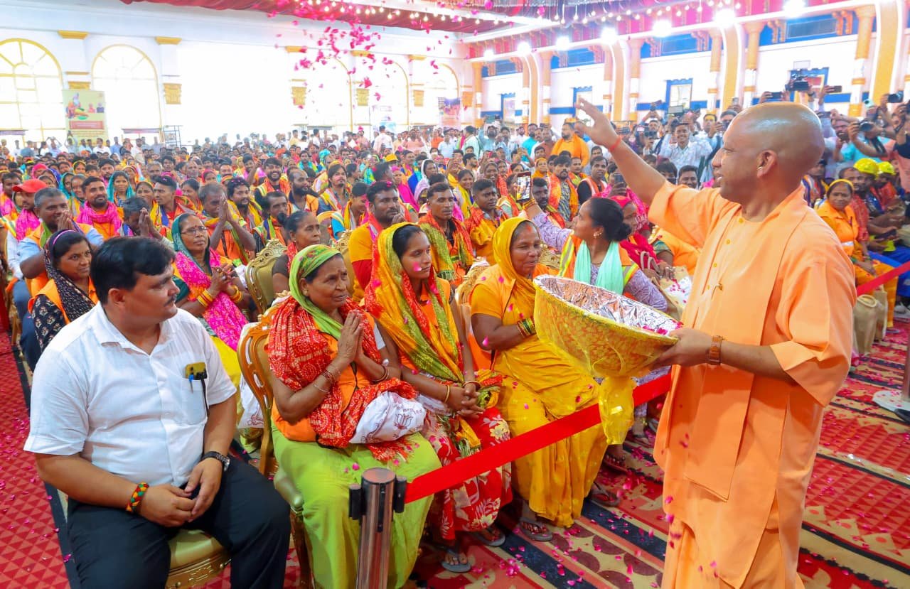 स्वच्छता कर्मियों के अकाउंट में जल्द ही आएंगे 16 से 20 हजार रुपयेः CM Yogi