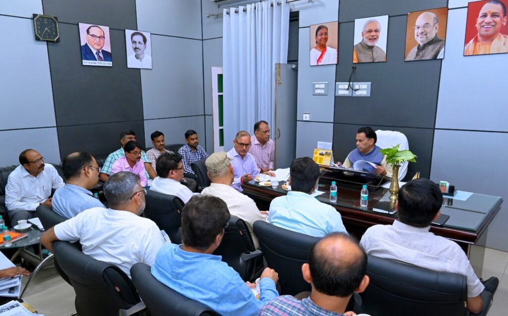 UP News: लापरवाही पर मंत्री सख्त, अधिकारियों को नोटिस जारी करने के निर्देश 