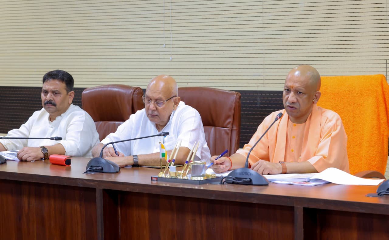 CM Yogi ने प्रशासन को दिया निर्देश- सरकारी जमीनों से तत्काल हटवाएं अवैध कब्जे