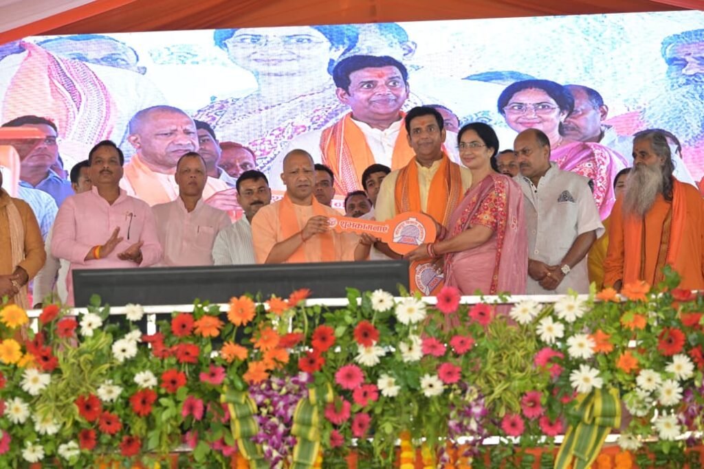 UP News: 160 परिवारों का सपना हुआ साकार, दीपावली से पहले फ्लैट की मिली चाबी