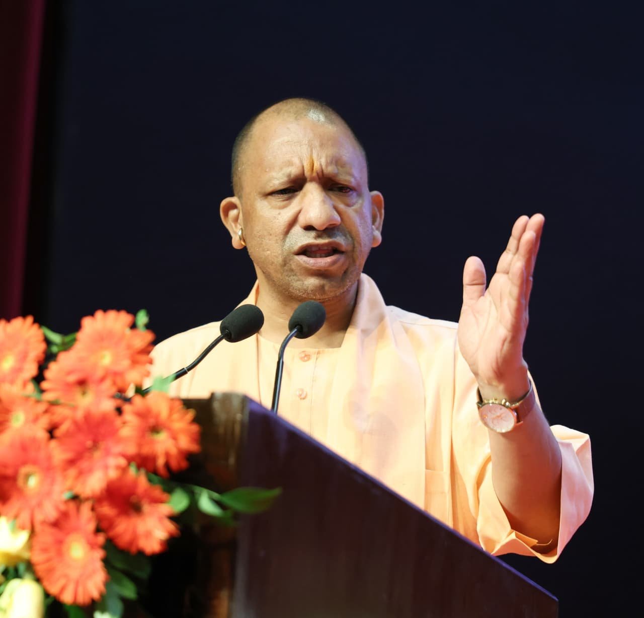CM Yogi की सीधी Warning, बोले- जिसने भी रंग में भंग डाला सलाखों के पीछे होगा