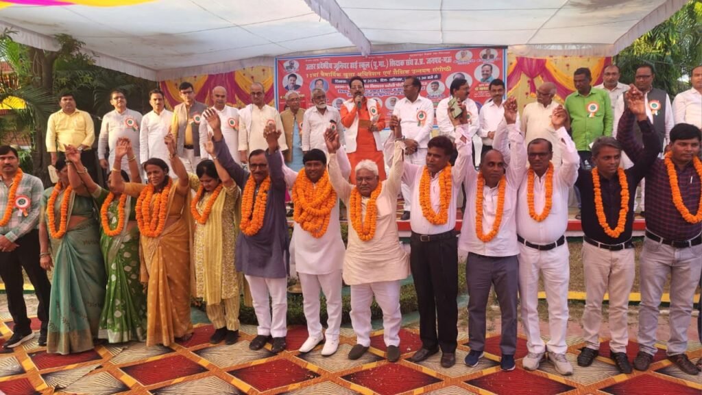 उत्तर प्रदेशीय जूनियर हाई स्कूल (पूमा) शिक्षक संघ के अधिवेशन में मऊ के कद्दावर शिक्षक नेता ओम प्रकाश चन्द्रा और डॉ. रामविलास भारती ने परचम फहराया है।