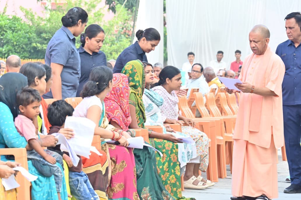 Janta Darshan: सीएम योगी का अधिकारियों को निर्देश- जन समस्याओं के प्रति बनें संवेदनशील, कराएं त्वरित समाधान