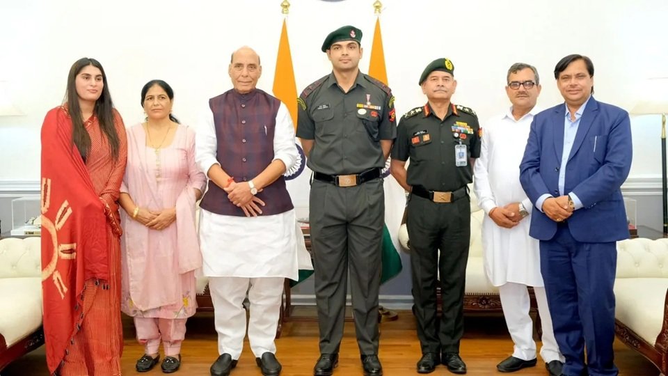 Neeraj Chopra: लेफ्टिनेंट कर्नल बनें नीरज चोपड़ा, रक्षा मंत्री और थल सेना प्रमुख ने प्रदान की मानद उपाधि