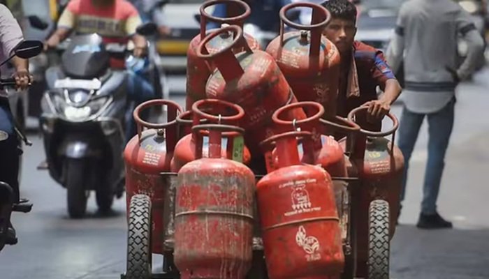 UP News: माताओं-बहनों को दीपावली गिफ्ट, मिलेगा नि:शुल्क सिलेंडर का उपहार