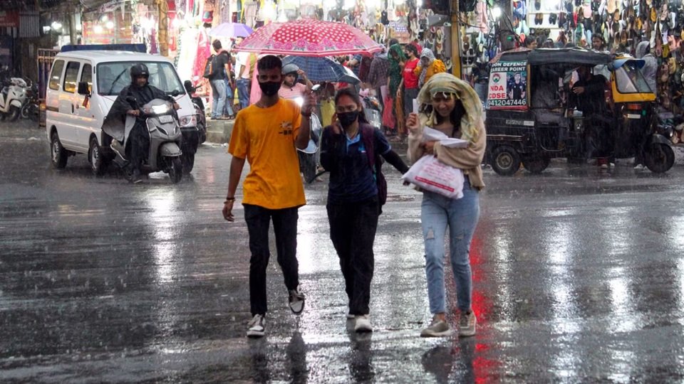 UP Weather: प्रदेश में बदलेगा मौसम का मिजाज, कई जिलों में बारिश का अलर्ट