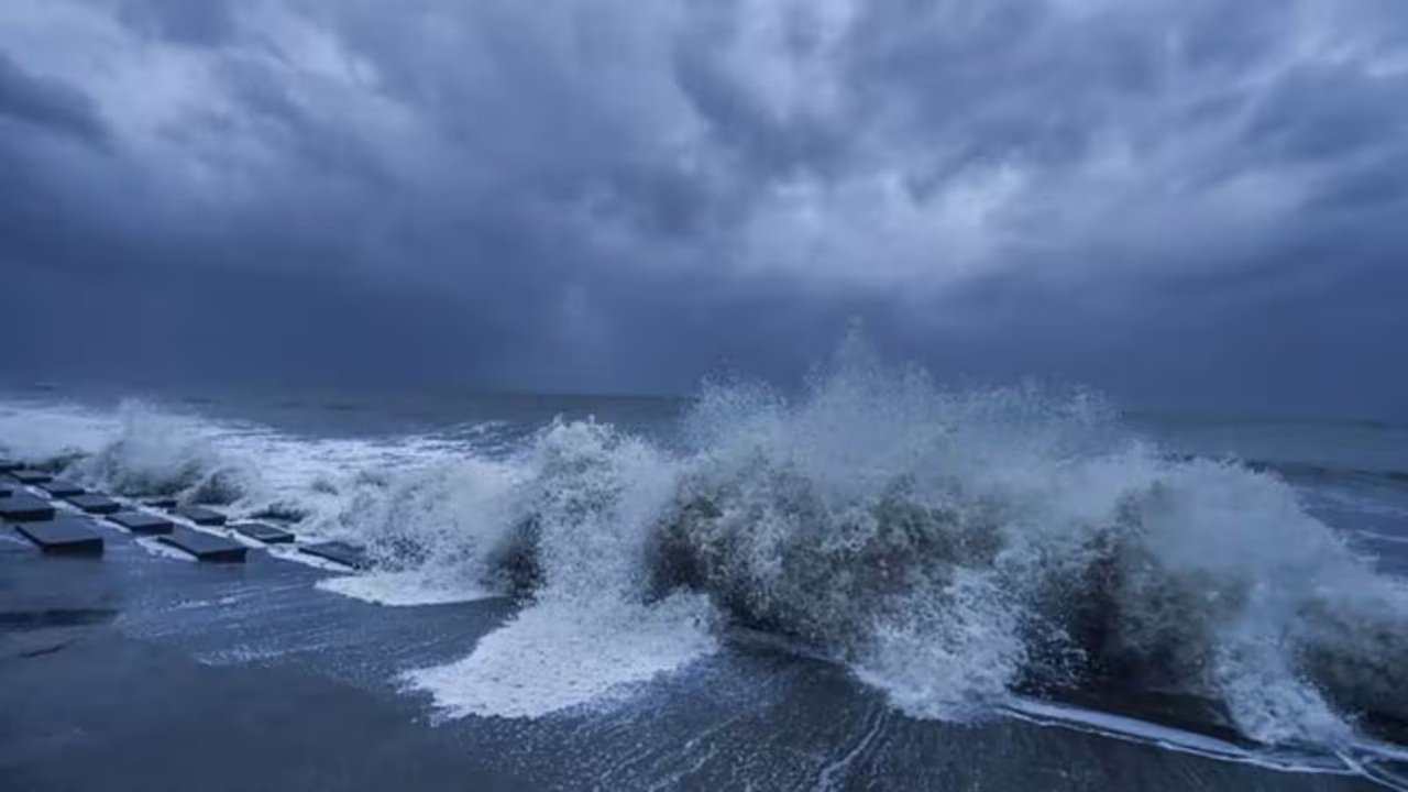 Cyclone Montha: स्वास्थ्य और रेलवे मंत्रालय दोनों अलर्ट पर, मौसम विभाग ने भी दी बड़ी जानकारी
