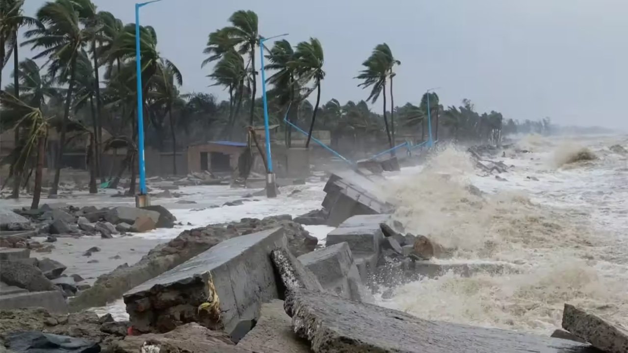 Cyclone Montha: उग्र हुआ तूफानी चक्रवात मोंथा, कई राज्यों में तेज बारिश