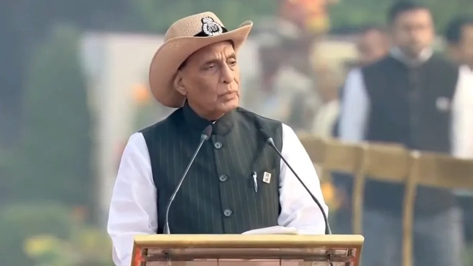 Rajnath Singh: पुलिस स्मृति दिवस पर रक्षा मंत्री ने शहीदों को किया नमन, बोले- पुलिस और सेना की भूमिका..