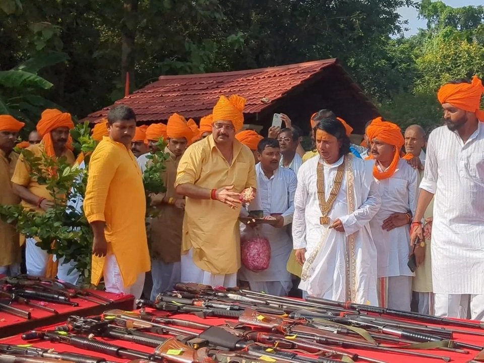 Raja Bhaiya News: राजा भैया ने किया शस्त्र पूजन, दिखा 200 से ज्यादा हथियारों का जखीरा