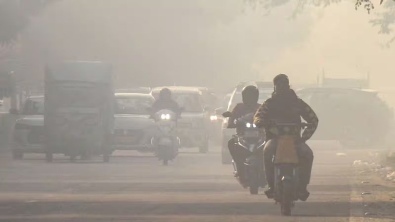 AQI In UP: दमघोंटू हवा ने निकाला दम! कई जगहों पर AQI 400 के पार