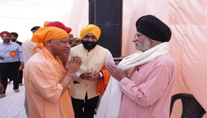 गुरुनानकदेव के 556वें प्रकाशोत्सव पर सीएम योगी ने समाजसेवी के.एस. ऐबट को किया सम्मानित