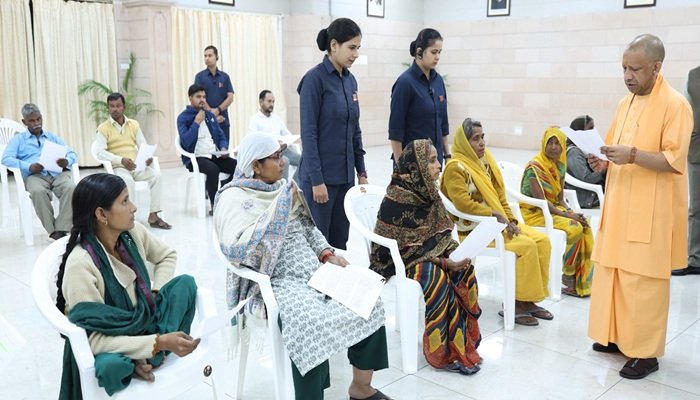 जनता दर्शन में एक-एक फरियादी से मिले सीएम योगी, निस्तारण व फीडबैक लेने का दिया निर्देश