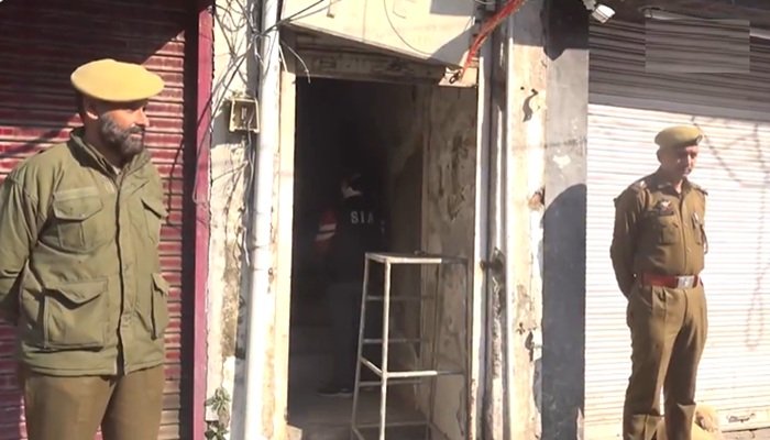 जम्‍मू पुलिस और SIA का अंग्रेजी अखबार के दफ्तर में छापा, AK-47 समेत ये चीजें बरामद!