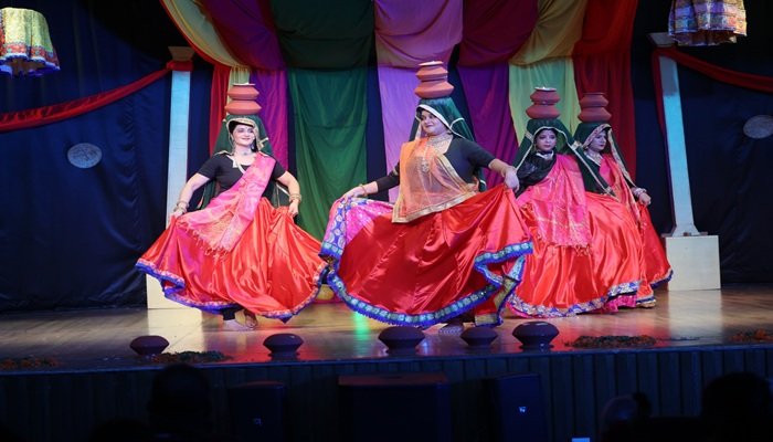लोक नृत्यों ने परंपराओं को रखा जिंदा