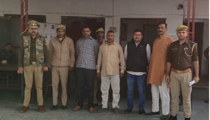 बदायूं में चार छात्रों ने छात्राओं के साथ की ऐसी हरकत, पुलिस ने उनके पिता को भेजा जेल