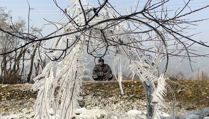 J&K के पहलगाम में तापमान माइनस 4 डिग्री, राजस्थान में बारिश का अलर्ट; जानिए मौसम का हाल  