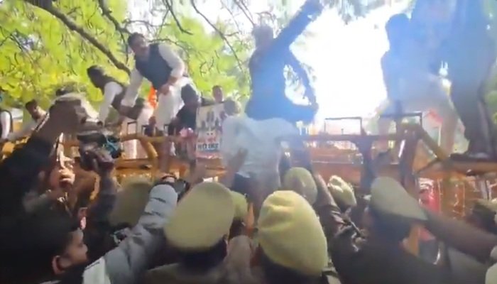 लखनऊ में SIR को लेकर कांग्रेसियों का प्रदर्शन, पुलिस से भिड़े; राहुल बोले- BJP बनवा रही मनमाफिक वोटर लिस्ट
