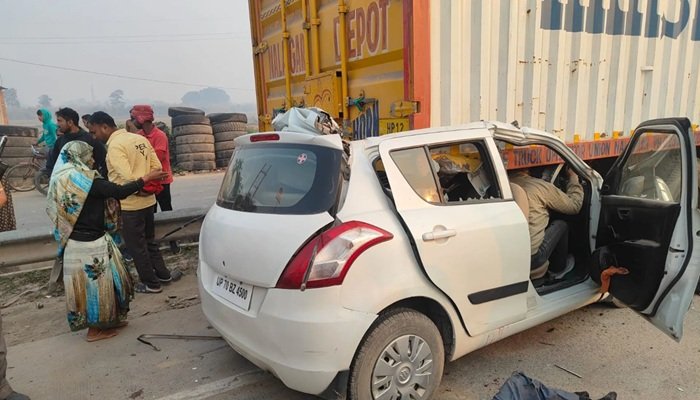 मिर्जापुर में कोहरे के कारण हाईवे पर खड़े ट्रक में घुसी कार, पिता-पुत्र समेत चार की मौत