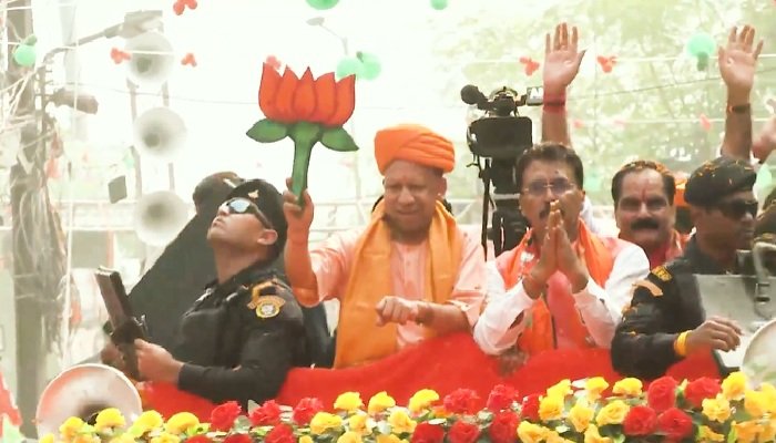 दरभंगा में सीएम योगी का रोड शो, जनता ने नारे लगाकर किया स्वागत