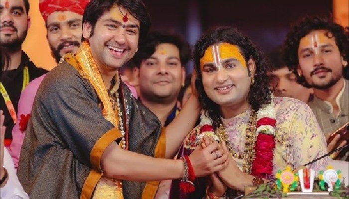 धीरेंद्र शास्त्री की पदयात्रा में झूमे अनिरुद्धाचार्य महाराज, दोनों ने सड़क पर बैठकर खाया खाना