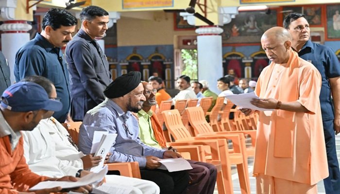 जनता दर्शन में सीएम योगी ने सुनीं 200 लोगों की समस्याएं, अधिकारियों को दिए निस्‍तारण के निर्देश