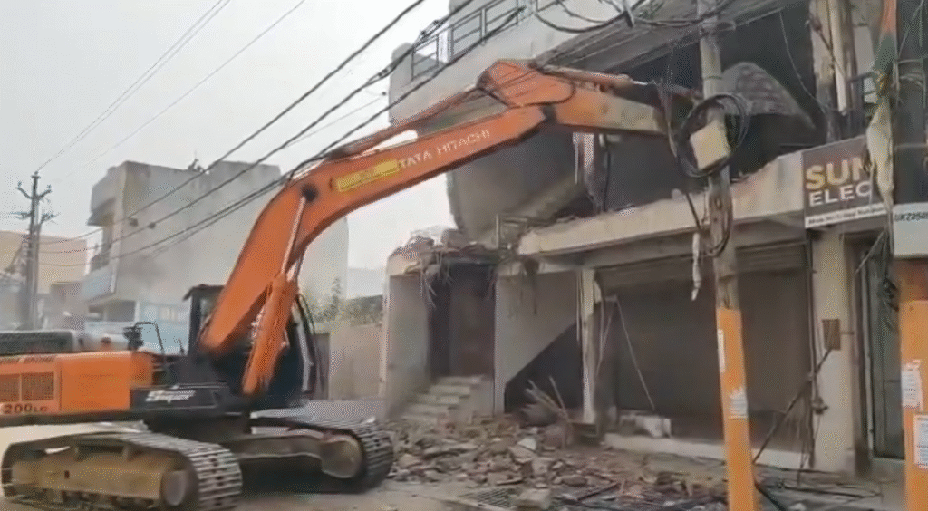 Bareilly: मौलाना तौकीर के करीबी के अवैध निर्माण पर चला बुलडोजर, भारी पुलिस फोर्स तैनात