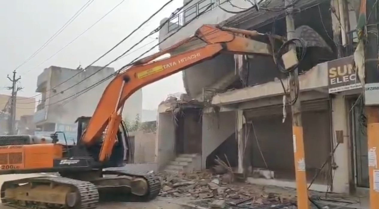 Bareilly: मौलाना तौकीर के करीबी के अवैध निर्माण पर चला बुलडोजर, भारी पुलिस फोर्स तैनात