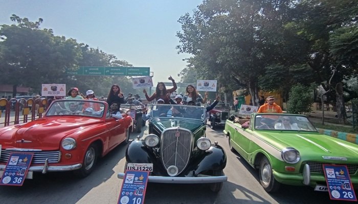 लखनऊ में ट्रैफिक अवेयरनेस के लिए दौड़ीं विंटेज बाइक और कारें, सेल्‍फी के लिए उमड़ी भीड़