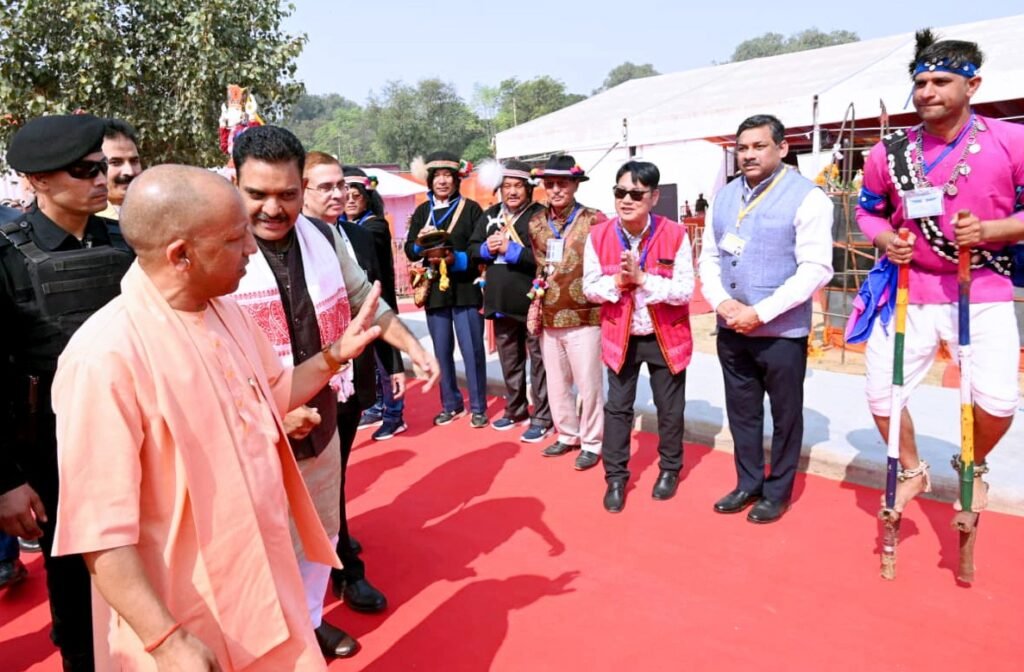 बोले CM Yogi- जनजातीय समाज की सुरक्षा, सम्मान और स्वावलंबन के लिए प्रतिबद्ध है डबल इंजन सरकार