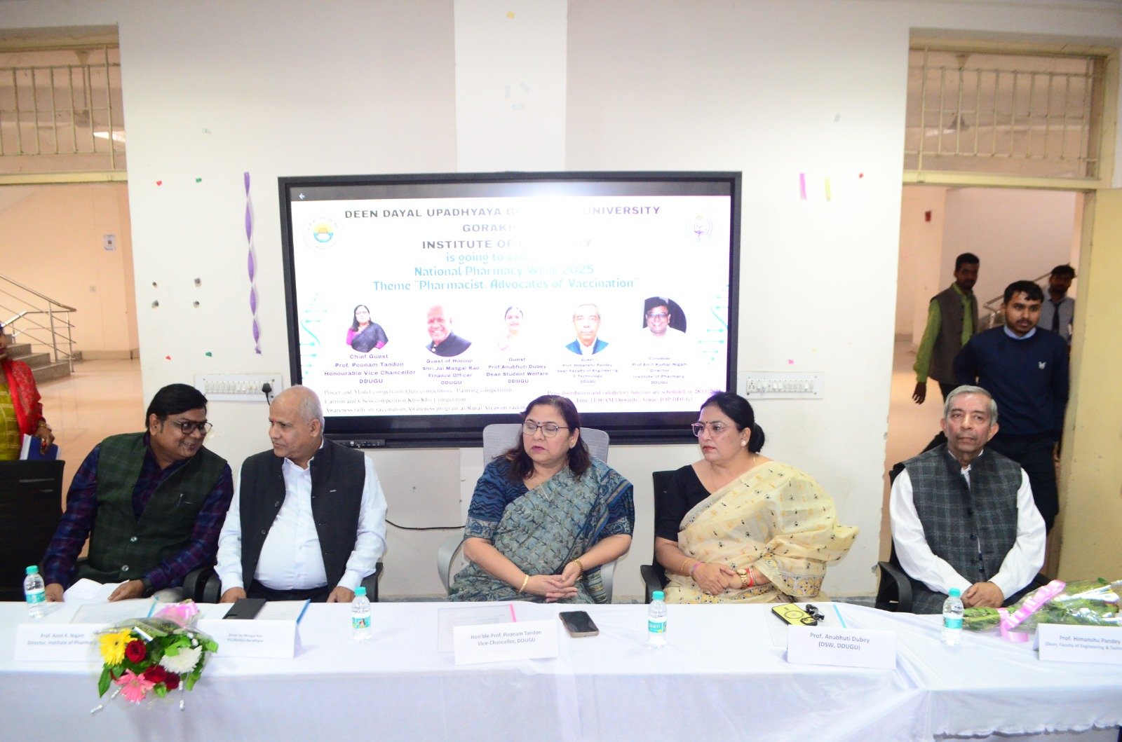 DDU Gorakhpur: कुलपति बोलीं- स्वास्थ्य सेवाओं की रीढ़ हैं फार्मासिस्ट, समाज में उनकी भूमिका महत्वपूर्ण