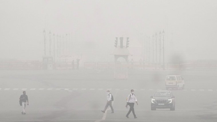 Delhi Pollution: 'जहरीली' हवा से दिल्लीवासी परेशान, AQI 400 के पार