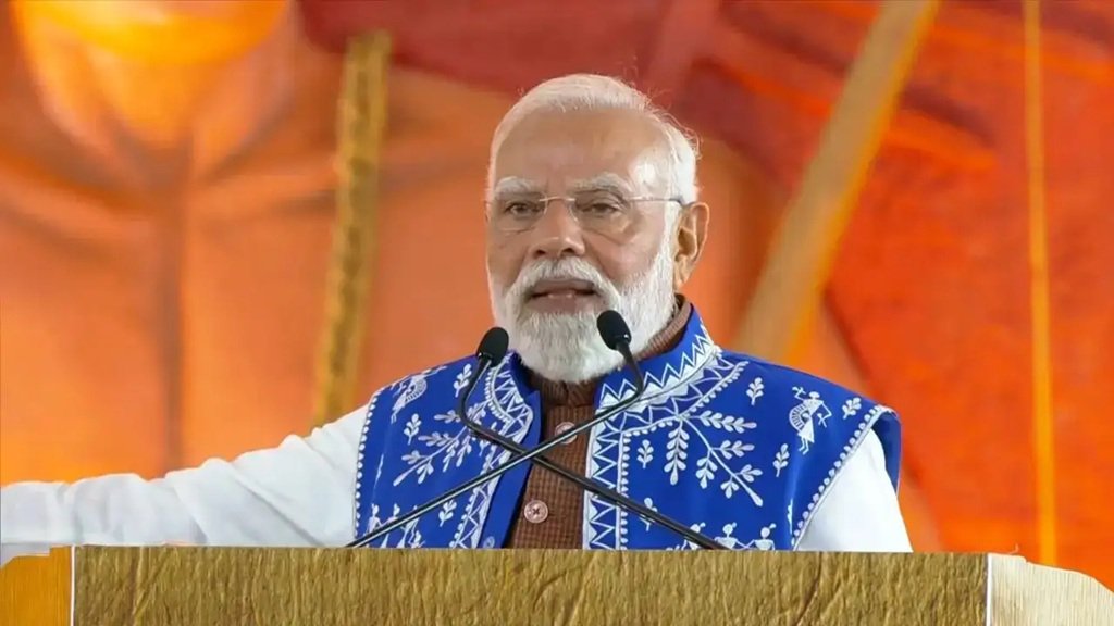PM in Gujarat: पीएम मोदी ने कांग्रेस पर लगाया आदिवासियों की अनदेखी का आरोप, कहा- योगदान...