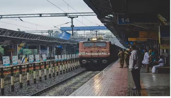 Indian Railway: अब स्टेशनों पर खुलेंगे फेमस फूड ब्रांड के आउलेट, यात्रियों की मौज!
