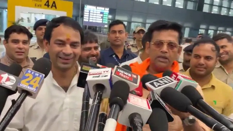 Bihar Election: पटना एयरपोर्ट पर साथ दिखे रवि किशन और तेज प्रताप, क्या हैं इस मुलाकात के मायने?