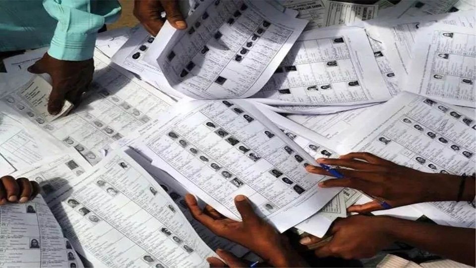 SIR in UP: बनना है मतदाता, सिर्फ आधार से नहीं बन सकेंगे, EC ने अलग से सभी डीएम को भेजे हैं ये निर्देश