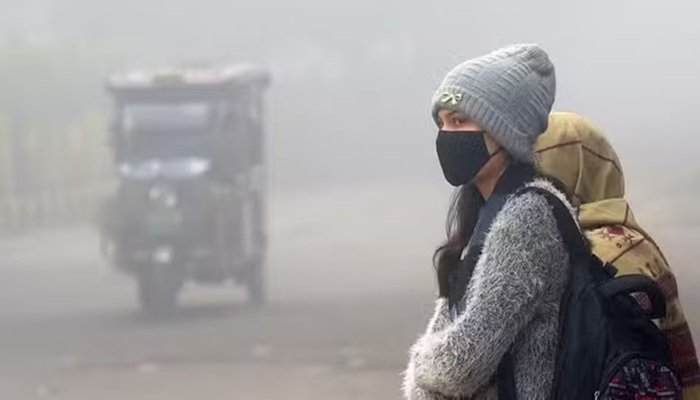 लखनऊ समेत कई जिलों में कोहरे की चादर, तापमान गिरने से बढ़ी ठिठुरन