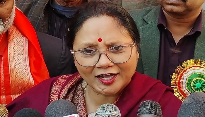 बलिया में मंत्री विजय लक्ष्मी बोलीं- ममता ने चोरी-छिपे भर लिया SIR, अखिलेश के शासन में हुआ सिर्फ सैफई का विकास